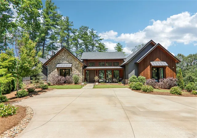 Photo 4 of Single family home for sale at 810 Lake View Ct, Salem, SC 29676 | MLS# 20301975 | Listing updated on 2026-08-04