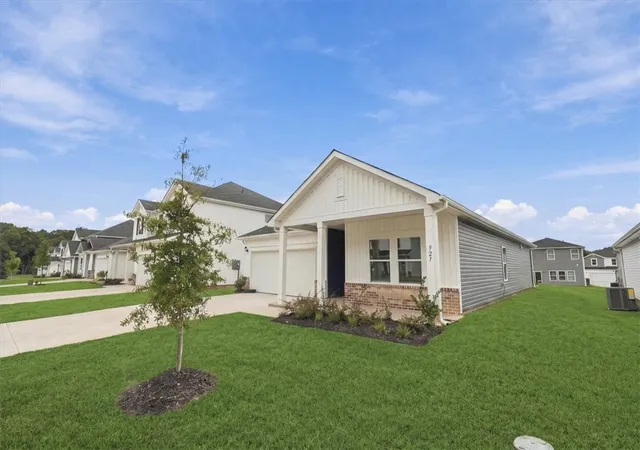 Photo 3 of Sale Pending at 927 Rising Oak Ct, Spartanburg, SC 29301 | MLS# 20302510 | Listing updated on 2026-09-29
