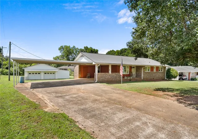 Photo 2 of Single family home for sale at 312 Edwards Dr, Anderson, SC 29626 | MLS# 20302991 | Listing updated on 2026-08-18
