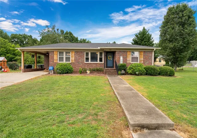 1st image of 114 1st St, Central, SC 29630 | MLS# 20303000