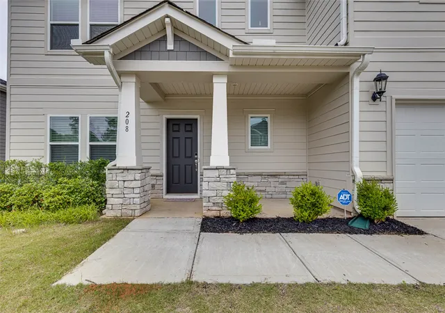 Photo 3 of Single family home for sale at 208 Roderick Ln, Greenville, SC 29605 | MLS# 20303167 | Listing updated on 2026-07-05