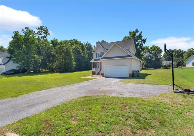 Homes for sale in Greenwood, SC | 106 Pepperhill Ln, Greenwood, SC 29649 | MLS# 20303120