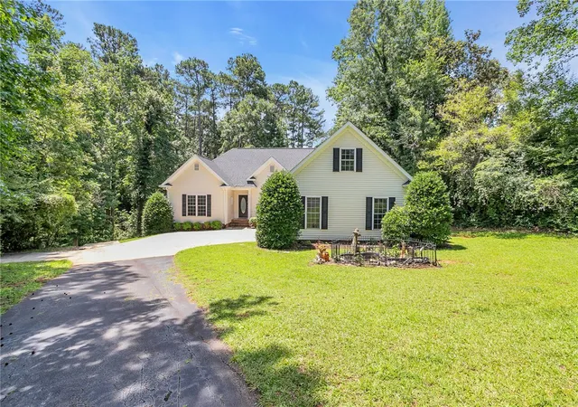 Photo 2 of Single family home for sale at 1017 Cove Cir, Anderson, SC 29626 | MLS# 20303183 | Listing updated on 2026-07-23