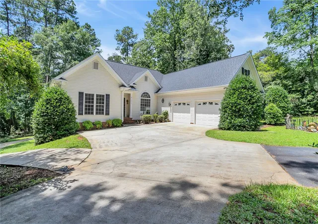 Photo 3 of Single family home for sale at 1017 Cove Cir, Anderson, SC 29626 | MLS# 20303183 | Listing updated on 2026-07-23