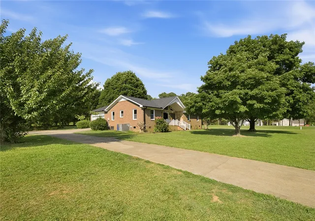 Homes for sale in Pelzer, SC | 902 Cherokee Rd, Pelzer, SC 29669 | MLS# 20303225