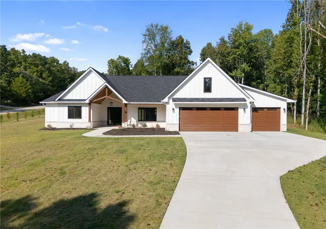 Photo 1 of Single family home for sale at 501 W Peninsula Dr, Laurens, SC 29360 | MLS# 20303232 | Listing updated on 2026-09-22