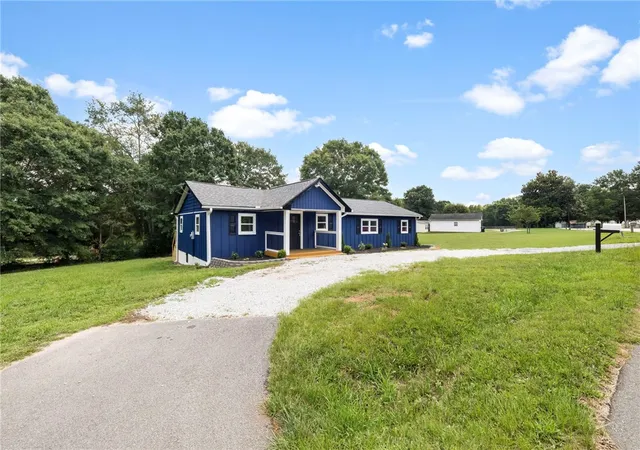 Homes for sale in Pelzer, SC | 418 Old River Rd, Pelzer, SC 29669 | MLS# 20303175