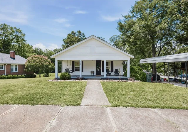 Homes for sale in Seneca, SC | 310 N Chestnut St, Seneca, SC 29678 | MLS# 20303258