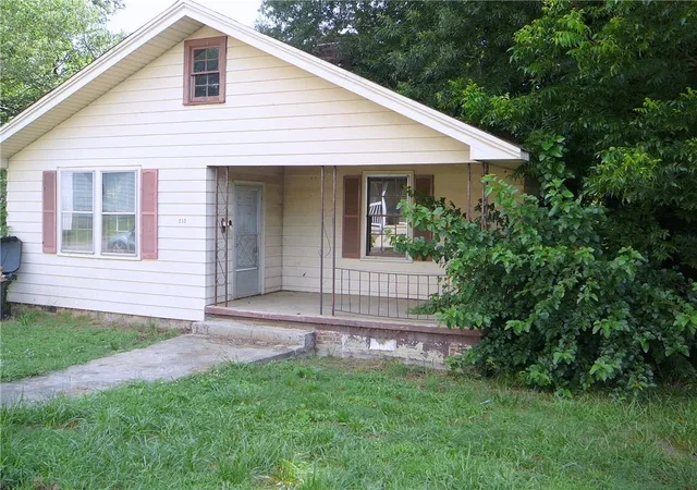 Photo 2 of Single family home for sale at 213 K St, Anderson, SC 29625 | MLS# 20303298 | Listing updated on 2026-09-18