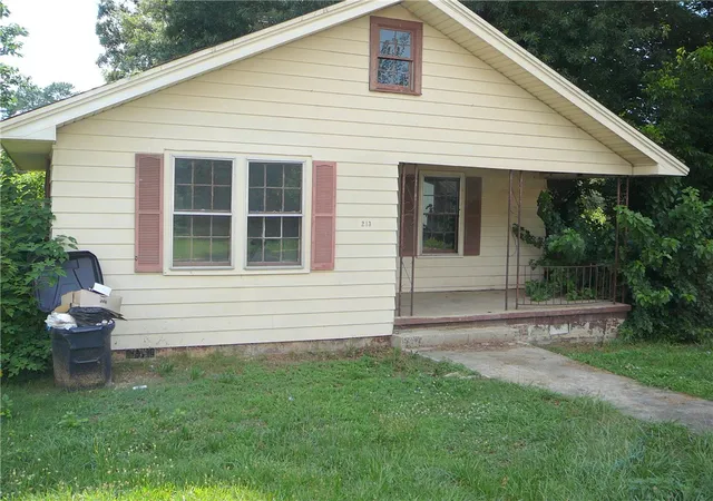 Photo 3 of Single family home for sale at 213 K St, Anderson, SC 29625 | MLS# 20303298 | Listing updated on 2026-09-18