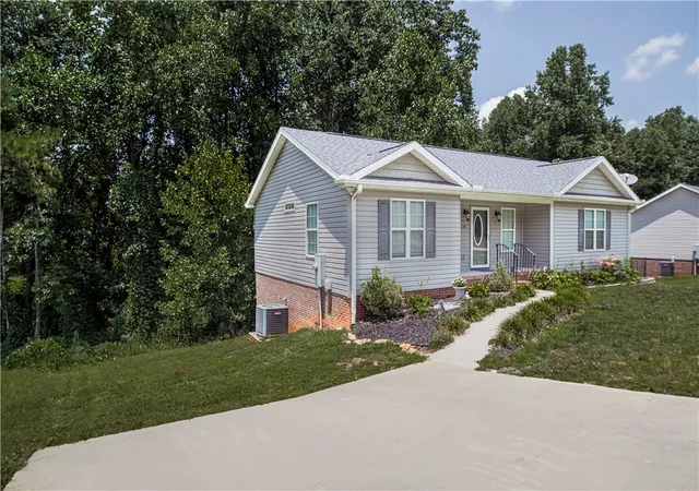 Homes for sale in Easley, SC | 119 Nicholas Ct, Easley, SC 29640 | MLS# 20303315