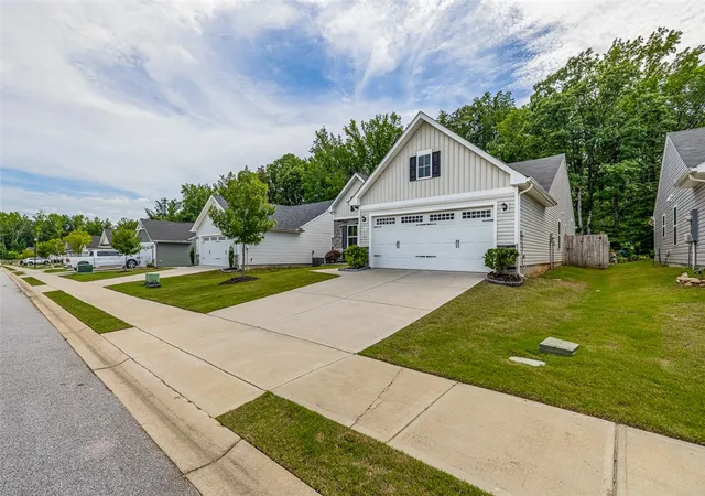 2nd image of 302 Stockland Trl, Fountain Inn, SC 29644 | MLS# 20303318