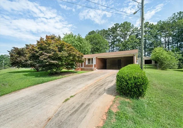 Photo 3 of Single family home for sale at 958 Avondale Dr, Seneca, SC 29672 | MLS# 20303110 | Listing updated on 2026-07-23
