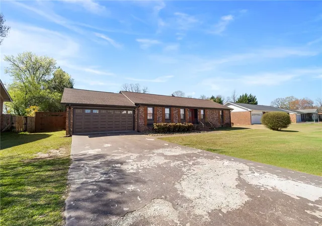 Photo 4 of Single family home for sale at 1218 Brushy Crk Rd, Taylors, SC 29687 | MLS# 20303402 | Listing updated on 2026-07-16