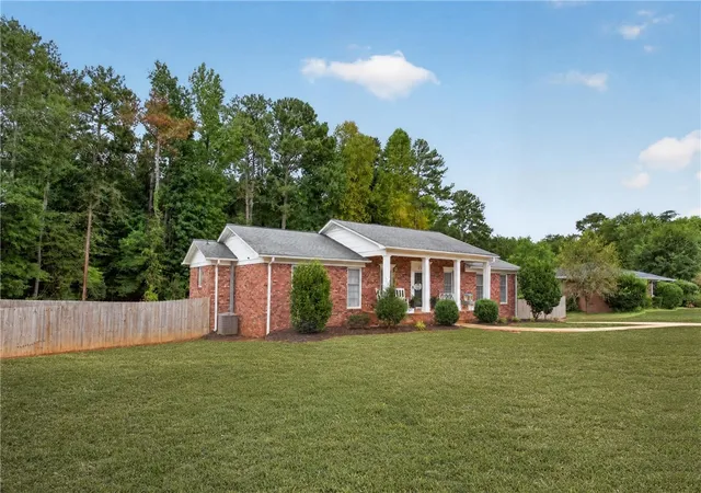 Photo 3 of Single family home for sale at 213 Briarwood Dr, Belton, SC 29627 | MLS# 20303411 | Listing updated on 2026-10-03