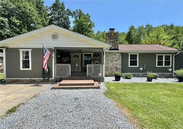 Photo 2 of Single family home for sale at 159 Country Crk Dr, Pickens, SC 29671 | MLS# 20303361 | Listing updated on 2026-08-27