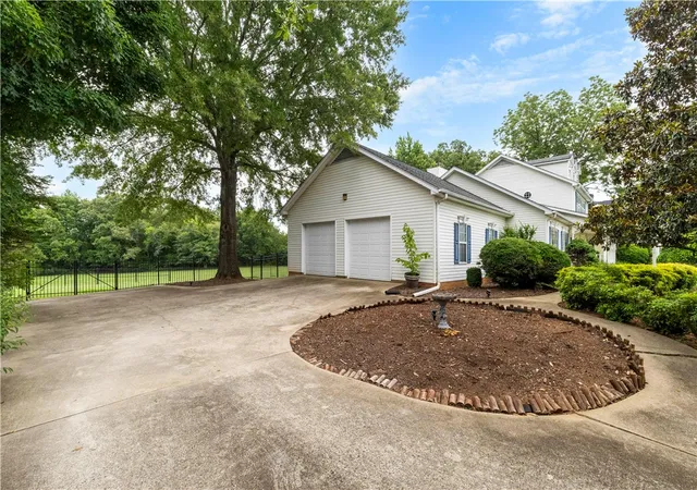 Photo 3 of Single family home for sale at 104 Wren Xing Ct, Easley, SC 29642 | MLS# 20302831 | Listing updated on 2026-08-20
