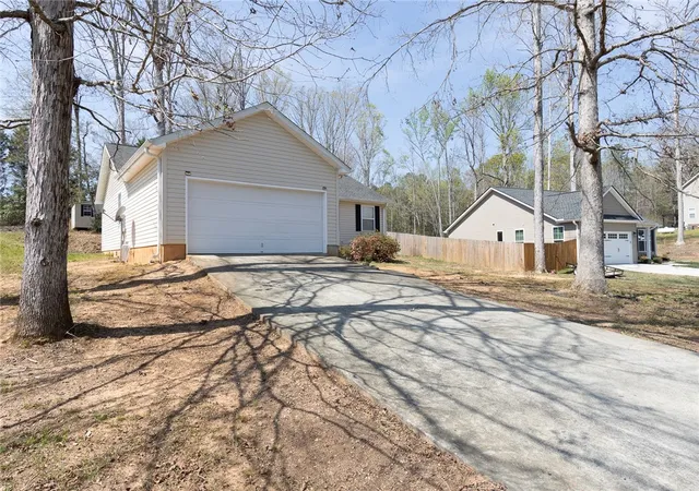 Photo 3 of Single family home for sale at 107 Brookside Cir, Honea Path, SC 29654 | MLS# 20303527 | Listing updated on 2026-09-03
