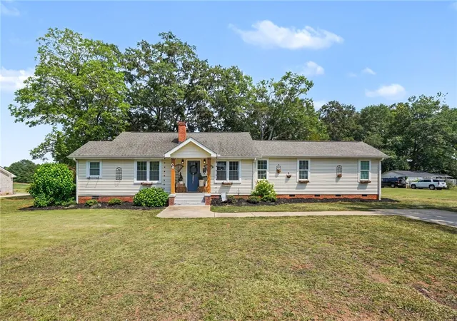 Homes for sale in Taylors, SC | 44 Wofford Rd, Taylors, SC 29687 | MLS# 20303554