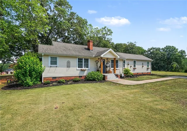 Homes for sale in Taylors, SC | 44 Wofford Rd, Taylors, SC 29687 | MLS# 20303554