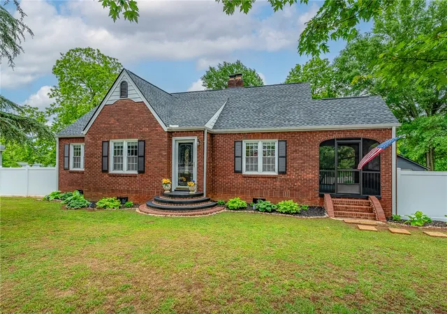 2nd image of 709 W Main St, Pickens, SC 29671 | MLS# 20303589