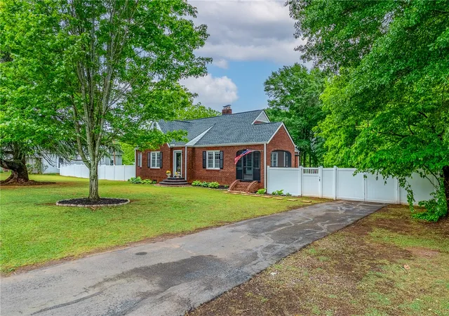 3rd image of 709 W Main St, Pickens, SC 29671 | MLS# 20303589