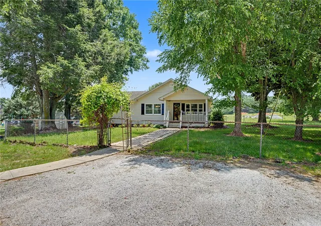 Homes for sale in Liberty, SC | 7809 Moorefield Memorial Hwy, Liberty, SC 29657 | MLS# 20303588