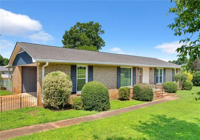 Photo 2 of Single family home for sale at 102 Sheffield Dr, Anderson, SC 29625 | MLS# 20303540 | Listing updated on 2026-10-06