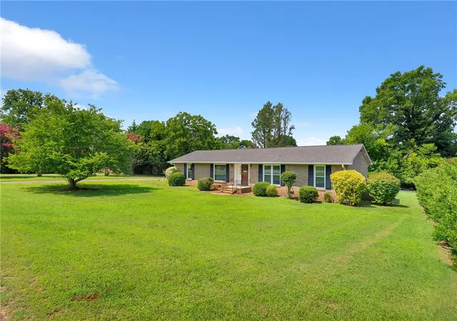 Photo 3 of Single family home for sale at 102 Sheffield Dr, Anderson, SC 29625 | MLS# 20303540 | Listing updated on 2026-10-06