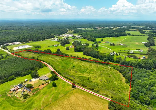 Photo 3 of House for sale at 105 Isbell Rd, Fair Play, SC 29643 | MLS# 20303523 | Listing updated on 2026-07-13