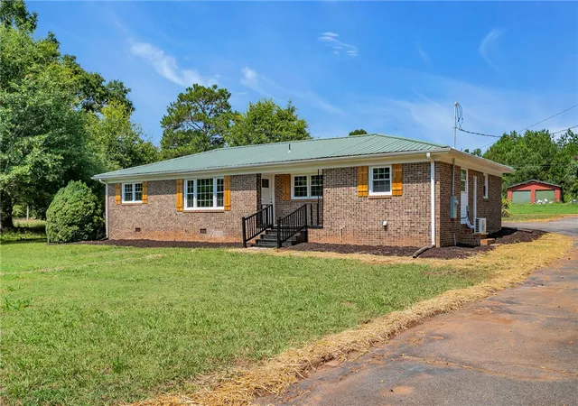 Photo 3 of Single family home for sale at 1500 Mountain View Rd, Anderson, SC 29626 | MLS# 20303622 | Listing updated on 2026-09-14