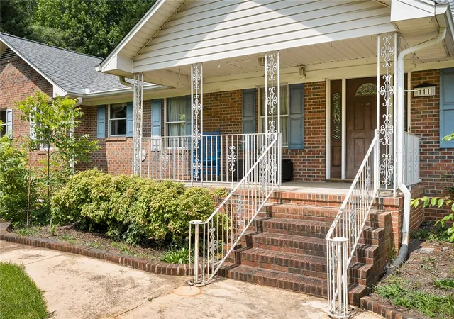 Photo 3 of Single family home for sale at 111 Shore Line Dr, Anderson, SC 29626 | MLS# 20303408 | Listing updated on 2026-10-02