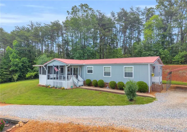 Photo 3 of Manufactured home for sale at 721 Cedar Crst Trl, Walhalla, SC 29691 | MLS# 20303580 | Listing updated on 2026-09-18