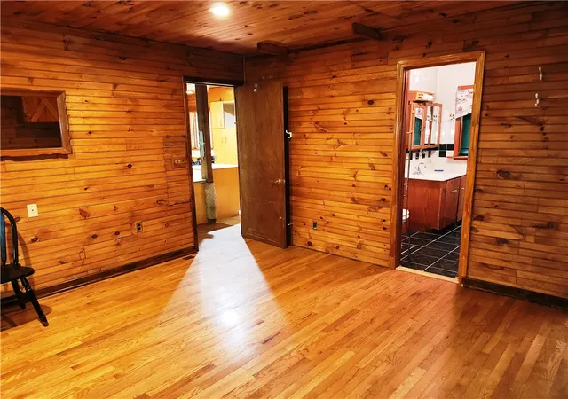 Photo 3 of Single family home for sale at 200 Fawn Dr, Seneca, SC 29678 | MLS# 20303520 | Listing updated on 2026-10-08
