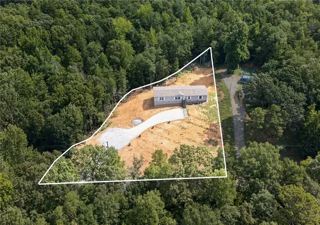 Photo 3 of Manufactured home for sale at 215 Wells Cir, Townville, SC 29689 | MLS# 20303837 | Listing updated on 2026-10-14