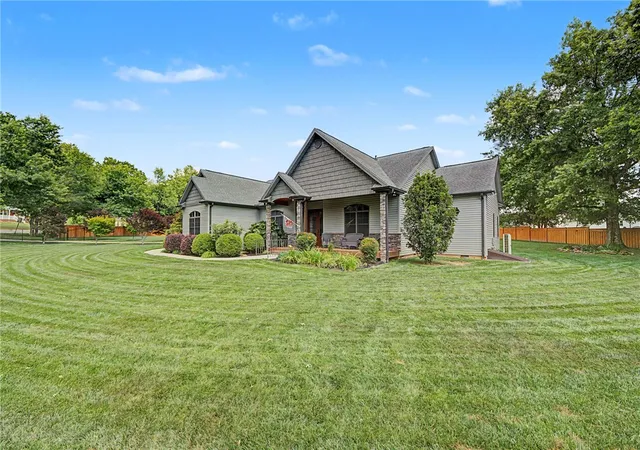 Photo 4 of Single family home for sale at 102 Gresham Rd, Simpsonville, SC 29681 | MLS# 20303851 | Listing updated on 2026-09-24