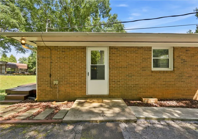 Photo 3 of Single family home for sale at 408 Sherwood Dr, Walhalla, SC 29691 | MLS# 20303867 | Listing updated on 2026-09-10