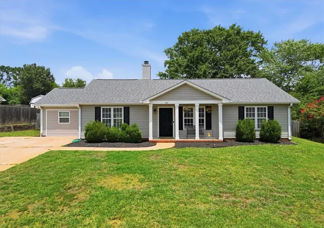 1st image of 305 Golden Leaf Ln, Simpsonville, SC 29681 | MLS# 20303673