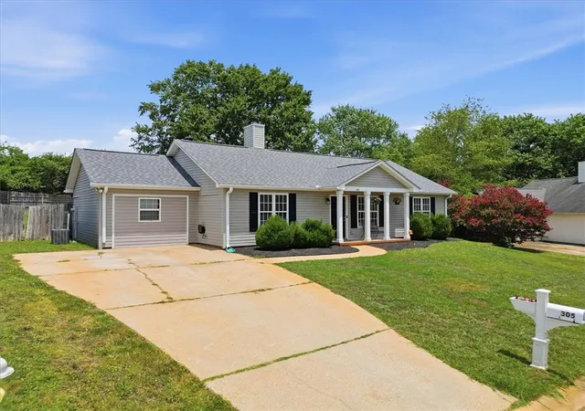 Homes for sale in Simpsonville, SC | 305 Golden Leaf Ln, Simpsonville, SC 29681 | MLS# 20303673