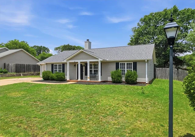 Homes for sale in Simpsonville, SC | 305 Golden Leaf Ln, Simpsonville, SC 29681 | MLS# 20303673