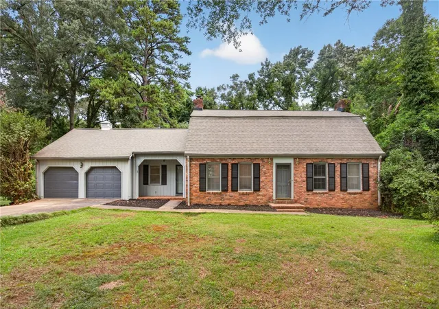 Homes for sale in Clemson, SC | 111 Lakeview Cir, Clemson, SC 29631 | MLS# 20304018