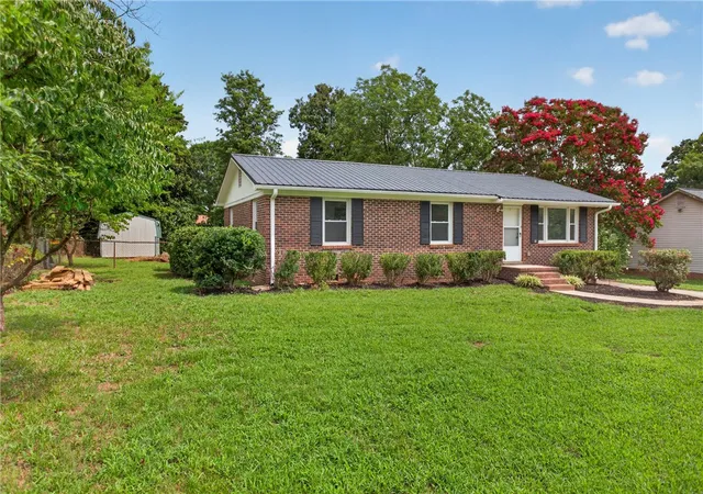 3rd image of 13 Prestbury Dr, Greenville, SC 29605 | MLS# 20304065