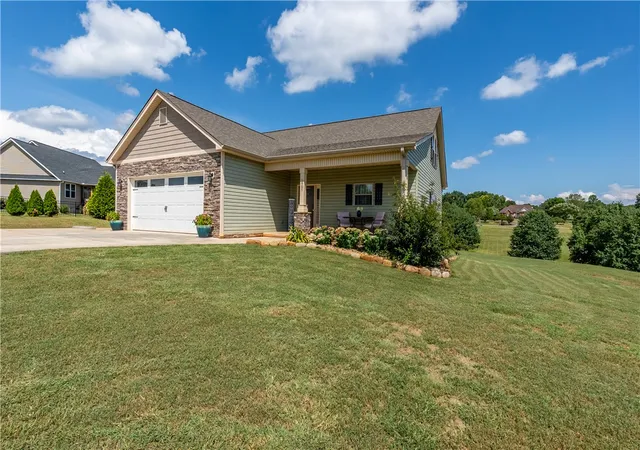 2nd image of 1907 Queen Dr, Walhalla, SC 29691 | MLS# 20304062