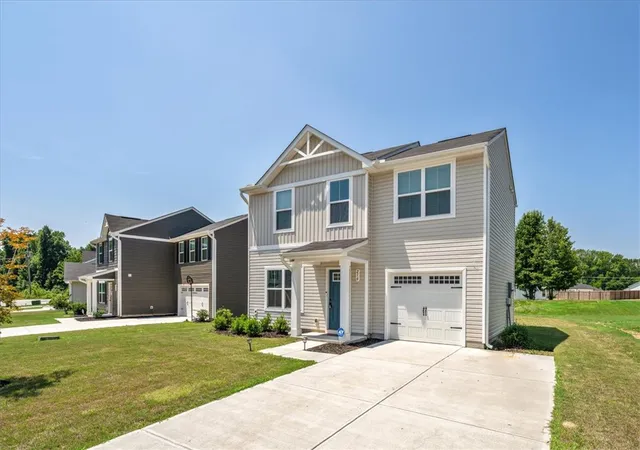 Photo 3 of Single family home for sale at 216 Highland Sta Dr, Clinton, SC 29325 | MLS# 20304010 | Listing updated on 2026-09-14