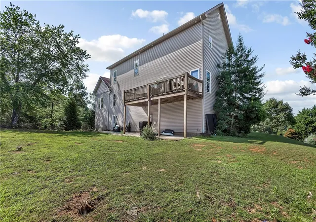 Photo 3 of Single family home for sale at 142 W Waters Edge Ln, West Union, SC 29696 | MLS# 20303959 | Listing updated on 2026-09-15