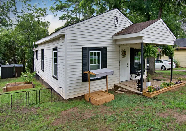 Photo 2 of Single family home for sale at 1015 Boggs St, Anderson, SC 29625 | MLS# 20304061 | Listing updated on 2026-09-04