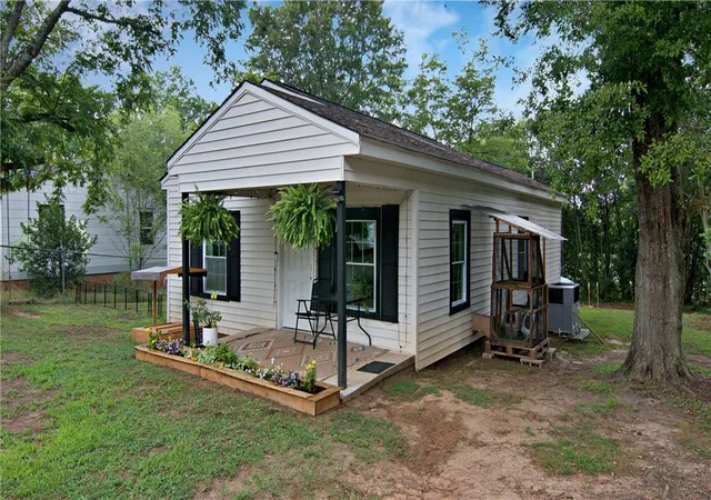 Photo 3 of Single family home for sale at 1015 Boggs St, Anderson, SC 29625 | MLS# 20304061 | Listing updated on 2026-09-04