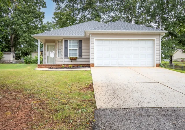 Photo 1 of Single family home for sale at 2509 Rolling Green Rd, Anderson, SC 29621 | MLS# 20303929 | Listing updated on 2026-07-23