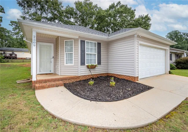 Photo 2 of Single family home for sale at 2509 Rolling Green Rd, Anderson, SC 29621 | MLS# 20303929 | Listing updated on 2026-07-23