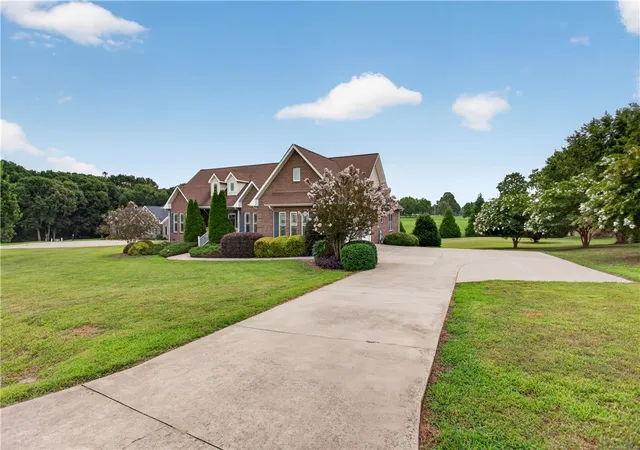 Photo 3 of Single family home for sale at 200 Willow Ridge Rd, Westminster, SC 29693 | MLS# 20304138 | Listing updated on 2026-09-11